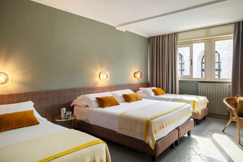 General view of the quadruple room with desk and TV - Hotel Marisa, BZAR hotels in Rome - View 3