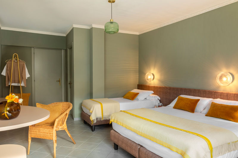 General view of the quadruple room with desk and TV - Hotel Marisa, BZAR hotels in Rome - View 4