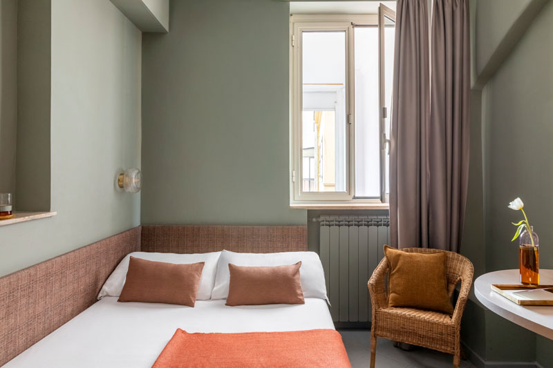 General view of the small room with double bed and desk - Hotel Marisa, BZAR hotels in Rome