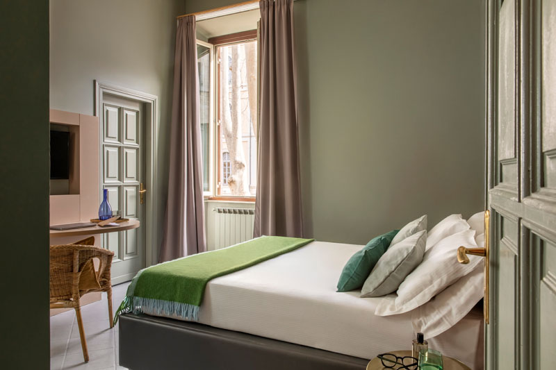 General view of the standard room with bed in the foreground - Hotel Marisa, BZAR hotels in Rome