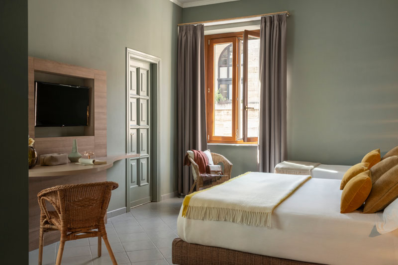 General view of the triple room with a double bed and a single bed - Hotel Marisa, BZAR hotels in Rome - View 2