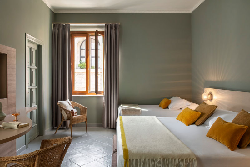 General view of the triple room with a double bed and a single bed - Hotel Marisa, BZAR hotels in Rome - View 3